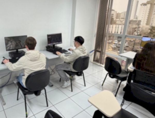 Jovens Aprendizes do Senac Erechim aprendem sobre Inteligência Artificial com Minecraft Education