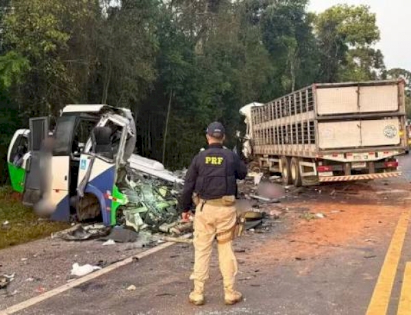 Acidente envolvendo carreta com placas de Erechim e micro-ônibus deixa 23 mortos no Paraná