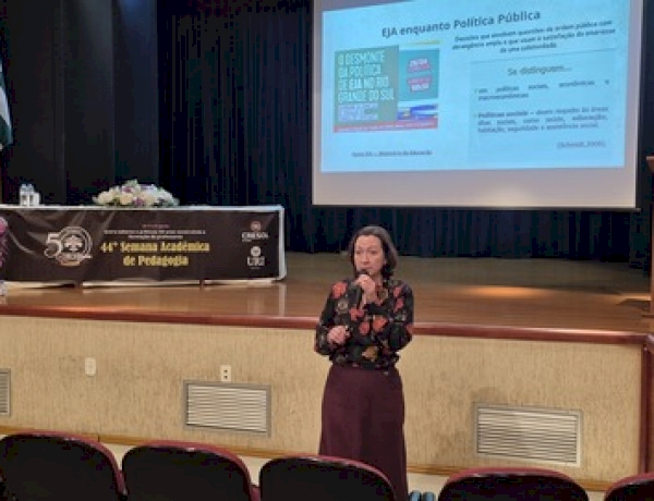 Palestra sobre formação de professores para a EJA encerra Semana de Pedagogia da URI