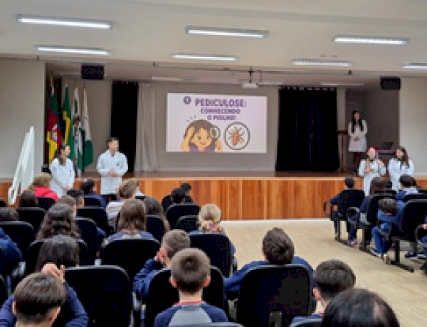 Estudantes de Medicina da URI orientam alunos sobre Dengue e Pediculose