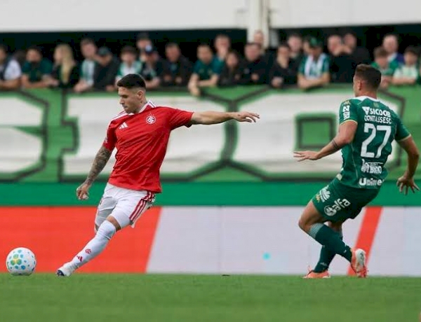 Fora de casa, Inter vence a Chapecoense por 2 a 1 pelo Campeonato Brasileiro