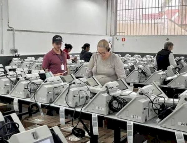 Justiça Eleitoral gaúcha inicia a preparação das urnas eletrônicas que serão utilizadas nas eleições de outubro