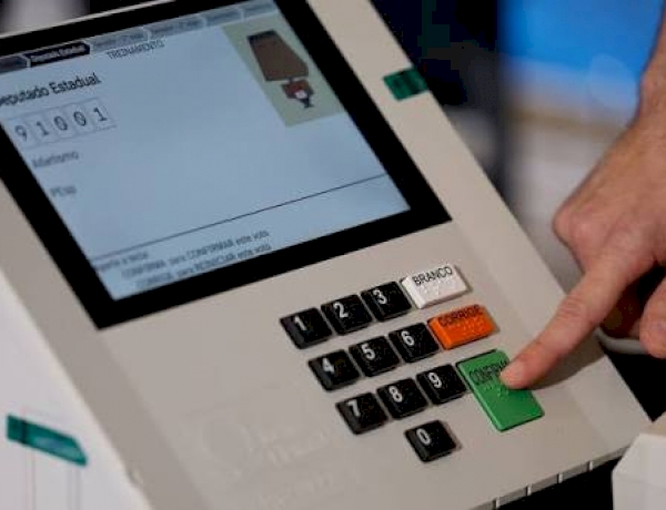 Urnas eletrônicas permanecem abertas até as 17h para os mais de 158 milhões de brasileiros aptos a votar