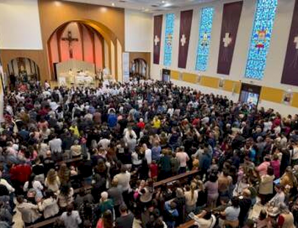 Chuva aproxima famílias e reúne crianças em celebração de fé na 75ª Romaria de Fátima