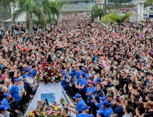 Fé por Nossa Senhora Aparecida move mais de 100 mil fiéis ao Santuário, em Passo Fundo