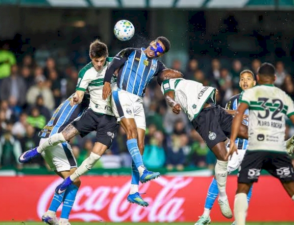 Sobre o Coritiba, Grêmio conquista primeira vitória fora de casa neste Brasileirão, mas permanece no Z-4