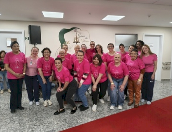 Hospital de Clínicas promove ação de valorização da autoestima feminina durante o Outubro Rosa