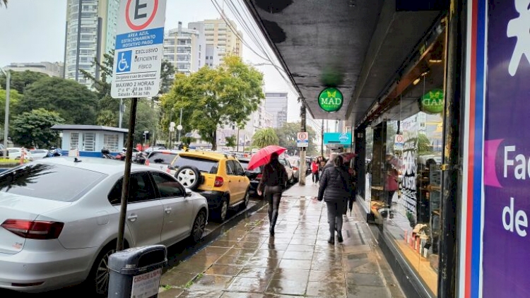 Virada no tempo traz chuvas e queda na temperatura