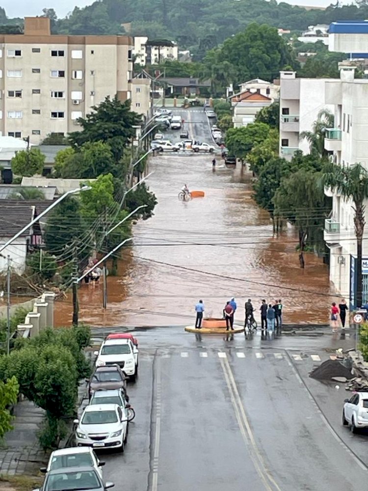 Águas invadem ruas e residências em Getúlio Vargas