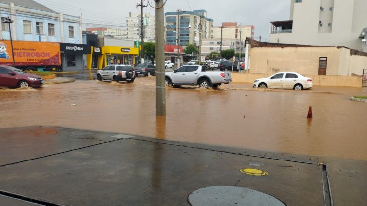 Águas invadem ruas e residências em Getúlio Vargas