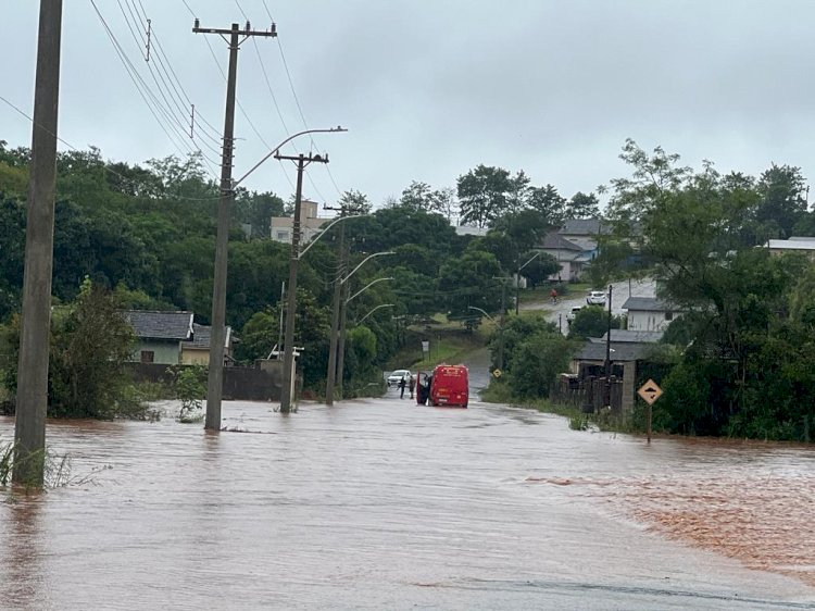 Águas invadem ruas e residências em Getúlio Vargas