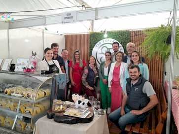 Lideranças participam de degustação de queijos na queijaria Sitio Esperança durante a Expo Barão 2023