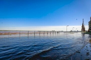 Nível do Guaíba supera cota de inundação e prefeitura fecha comportas