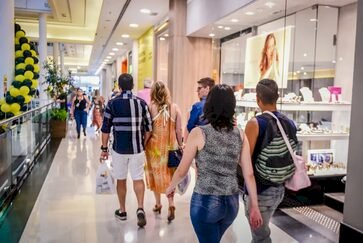 Trabalho no domingo e feriados: sem “apoio” do governo, lojistas têm recorrido a parlamentares para tentar reverter medidas