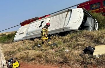 Acidente com micro-ônibus que transportava pacientes deixa um morto e 13 feridos em estrada gaúcha