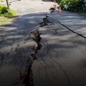 Falha geológica deixa ruas rachadas em Gramado