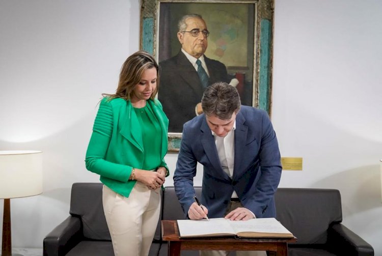 Vilmar Zanchin transmite cargo de presidente à deputada Delegada Nadine