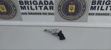 Homem tenta roubar pedestre com arma falsa e é preso