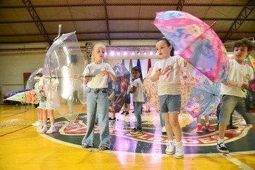Com o tema: celebrar o que somos, o que aprendemos e o que vivenciamos, aconteceu na última quinta-feira (23) a Noite Festiva da Escola de Educação Básica IDEAU – Santa Clara.