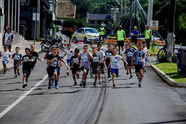 Mais de 430 pessoas participam da 8ª Rústica de Getúlio Vargas