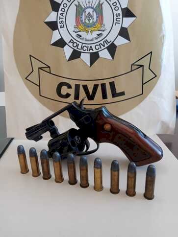 Polícia Civil prende homem por porte  ilegal de arma de fogo