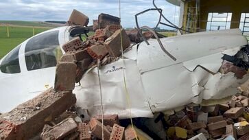 Avião sem piloto bate em prédio do Aeroclube