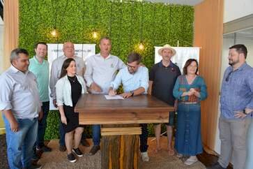 Rossato anuncia obras de pavimentação asfáltica na Expo Sertão 2023