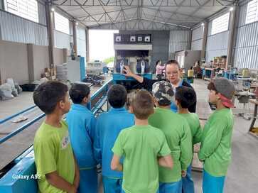 Alunos de Machadinho visitam fábrica de calçados