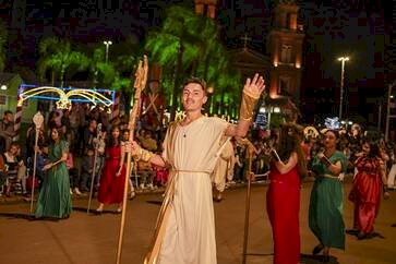 Desfile de Natal reúne centenas de famílias em Machadinho
