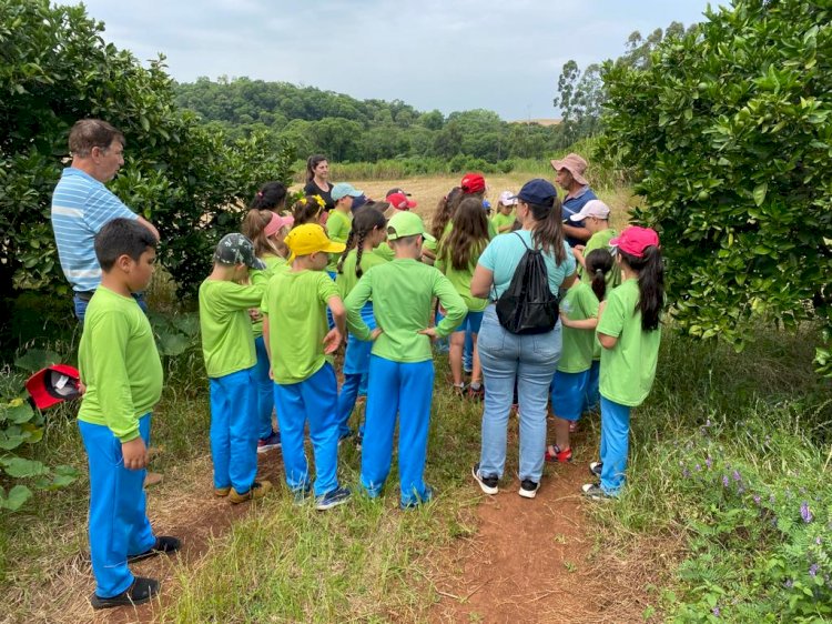 Turma de alunos de Machadinho visita propriedade que produz parte da merenda escolar
