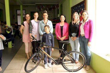 Alunos ganhadores na escolha do nome de mascote do programa de Educação Fiscal de Severiano de Almeida são premiados
