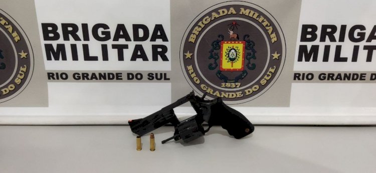 Homem atira com revólver em via pública