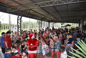 Chegada do Papai Noel no Parque do CER Atlântico foi envolvida pela alegria das crianças e o encanto do Natal