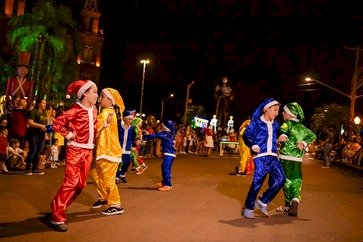 Mais um desfile do Natal Brilha Machadinho encanta o público