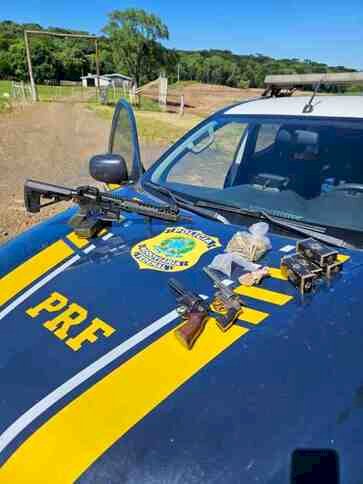 PRF prende criminoso transportando fuzil, revólveres e munições na BR 285