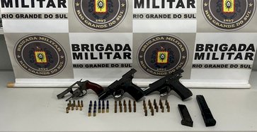 Indivíduo detido com pistolas e revólver