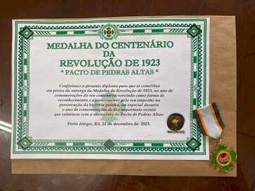 Instituto Histórico e Geográfico de Getúlio Vargas é agraciado com a Medalha o Centenário da Revolução de 1923