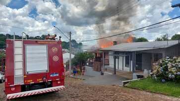 Casa é parcialmente consumida pelo fogo em Getúlio Vargas.