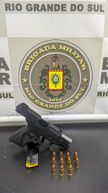 Homem com arma de fogo e sem porte é preso perto de boate