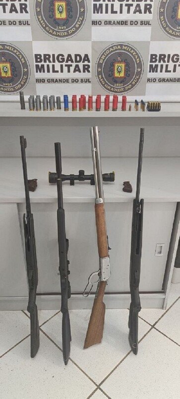 BM apreende arma de fogo e armas de pressão em Erechim
