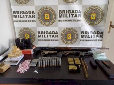 Dois homens são presos com grande quantidade de armas e drogas em Passo Fundo