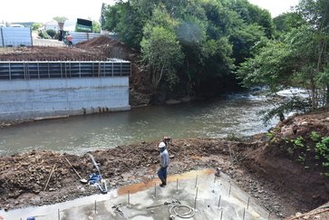 GETÚLIO VARGAS - Em obras a ponte em concreto na Rua Luiz Bergamini