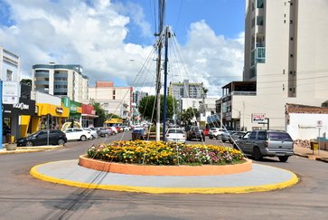 Prefeitura de Getúlio Vargas está concluindo o  plantio de flores nas rótulas do perímetro urbano