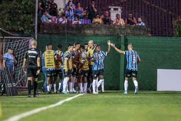 Vitória por 1 a 0 sobre o Avenida mantém o Grêmio na liderança do Gauchão
