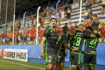 Inter vence o São José e assume a liderança do Gauchão