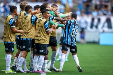 Grêmio goleia Santa Cruz no Gauchão e dorme na liderança da competição