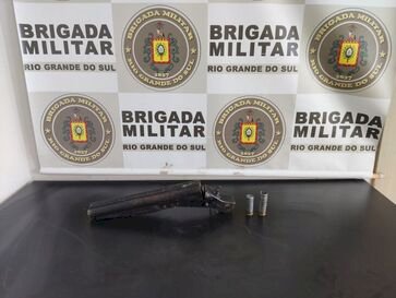 Dupla é presa por porte ilegal de arma de fogo e embriaguez ao volante