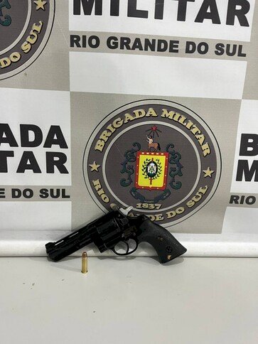 Casal é preso por porte ilegal de arma de fogo e resistência em Erechim