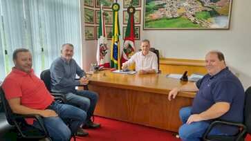 Prefeito de Getúlio Vargas visita Ipiranga do Sul e convida para o 2º Festival de Cervejas Artesanais