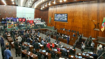AL prova mudanças no Código do Meio Ambiente, reajuste do piso do magistério e outros três projetos